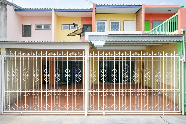ใกล้รพ.มงกุฎวัฒนะและตลาดเมืองทอง  ทาวน์เฮาส์ 2 ชั้น 3นอน 4แอร์  2น้ำ ขนาด 24 ตร.ว. ใกล้ MRT ศูนย์ราชการเฉลิมพระเกียรติ 700 ม.  