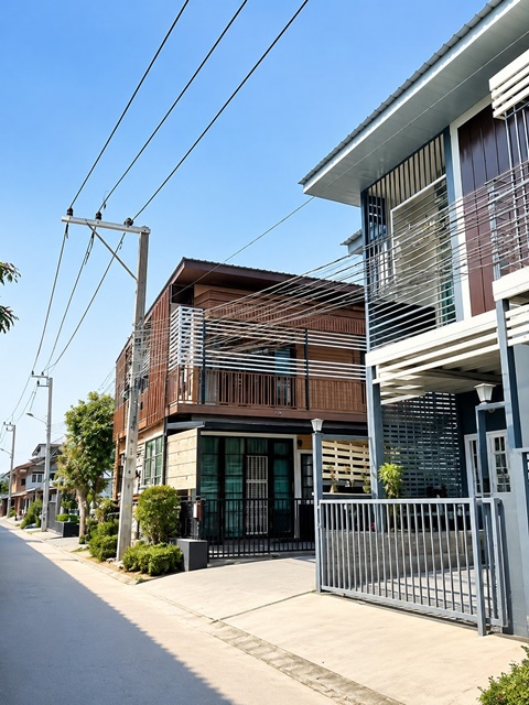 3 น้ำ บ้านเดี่ยว 2 ชั้นพร้อมเฟอร์ฯ .รร.นานาชาติเวลลิงตัน 2.6 กมหลังมุม 4นอน 40 ตร.วา.   800 ม. กรุงเทพกรีฑา5-7-9 MRTแยกลำสาลี 