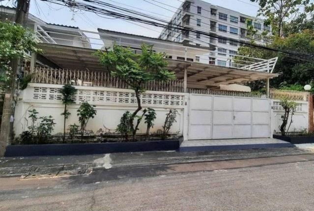 ให้เช่าบ้านเดี่ยว 2 ชั้น 77.3 ตร.ว. หมู่บ้านอยู่เจริญ 542 ซอยประชาราษฎร์บำเพ็ญ 24