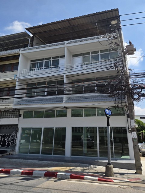 ให้เช่าอาคาร 3 ชั้นครึ่ง+ดาดฟ้ามีหลังคา ห้องหัวมุม ติดถนนเฉลิมพระเกียรติ ร.9 ซอย 5 รีโนเวทใหม่ ใกล้รถไฟฟ้าศรีอุดม 400 เมตร