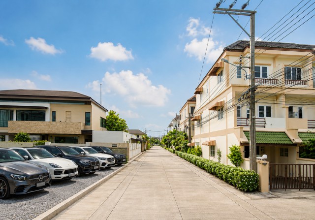 โชคชัย4 ให้เช่าทาวน์โฮม 3ชั้น 4นอน ใกล้โรงเรียนสตรีวิทยา 2 กม. 36ตร.ว.200ตร.ม.3น้ำ เหมาะสำหรับพักอาศัย บริษัท สำนักงาน คลินิก และ สตูดิโอ