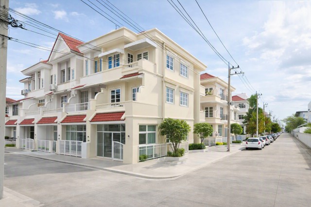 ใกล้โรงเรียนสตรีวิทยา 2 กม. 36ตร.ว.200ตร.ม.โชคชัย4ให้เช่าทาวน์โฮม3ชั้น4นอน3น้ำ เหมาะสำหรับพักอาศัย บริษัท สำนักงาน คลินิก และ สตูดิโอ
