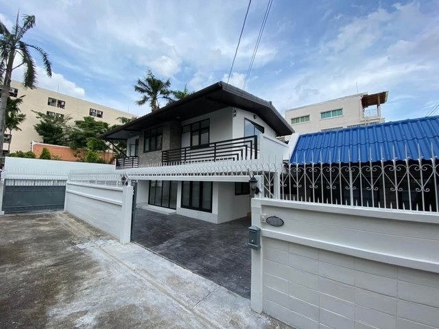 ให้เช่าบ้านเดี่ยว 2 ชั้นหลังมุม 60 ตรว. 220 ตรม. 4 ห้องนอน ย่านสุทธิสาร ลาดพร้าว 48 ใกล้ MRT สุทธิสาร