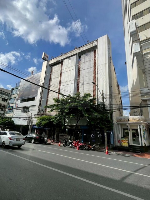 ให้เช่าอาคารพาณิชย์ 4 ชั้นครึ่งไม่รวมดาดฟ้า 4 คูหา ติดถนนใหญ่ อยู่ใจกลางถนนเยาวราช ทำเลชั้นยอดสำหรับทำโฮสเทล ร้านอาหาร สปา หรือทำธุรกิจอื่นๆ