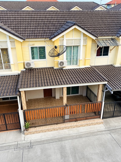 ใกล้รถไฟฟ้าสายสีแดง หลักหก 600ม. โปร่งโล่ง  19 ตร.วา. 150 ตร.ม.  ม.รังสิต 1.88กม.  ทาวน์เฮ้าส์ 2ชั้น 3นอน 2น้ำ 