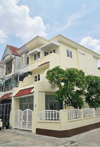 ขายทาวน์โฮม 3 ชั้น 36 ตร.ว. ย่านโชคชัย 4 ซอย 72 รีโนเวทใหม่ ใกล้ รร.สตรีวิทยา2