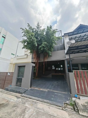 ให้เช่าอาคาร 3 ชั้น 350 ตรม 5 ห้องทำงาน 4  ห้องน้ำพระราม 9 ซ.19  ทะลุออกถ.เอกมัย-รามอินทราได้ 