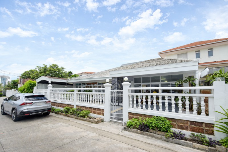 Studio ถ่ายแบบ ใกล้เดอะซีน ทาวน์อินทาวน์ 400 ม.ร่มรื่น จอดรถรวม 4 คัน บ้านเดี่ยว 3 นอน 3 น้ำ  60 ตร.ว.พ 200 ตร.ม