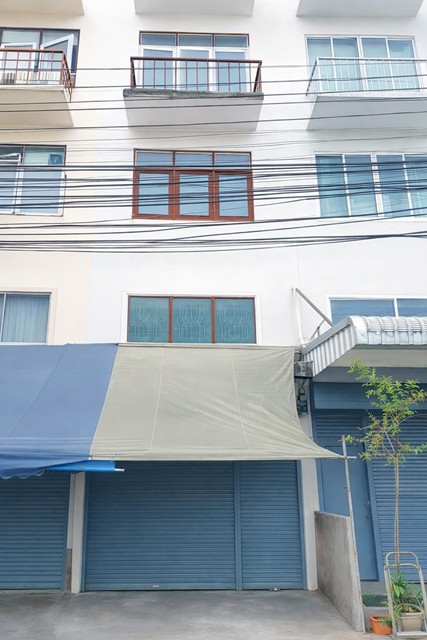 อาคาร 4 ชั้น 3 นอน ใกล้รพ.สมิติเวช สุขุมวิท 600 ม. ใกล้BTS ทองหล่อ 1.5 กม.สุขุมวิท45-53  มาร์เก็ตเพลส ทองหล่อ 700ม.  250 ตร.ม. 16 ตร.ว. 