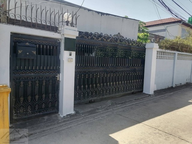 ขายบ้านพร้อมที่ดิน 99 ตรว. 5 ห้องนอน ซอยพหลโยธิน 24 ทะลุลาดพร้าวซอย 1 กับ ซอย 15 ได้ ใกล้ BTS พหลโยธิน 24     