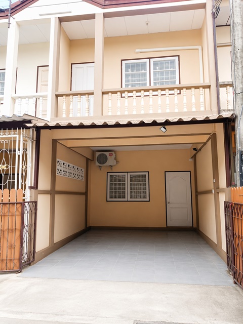 สถานีรถไฟฟ้า BTSคูคต 2.3กม.ลำลูกกาคลอง2-3 ทาวน์เฮ้าส์ 2-3นอน 3แอร์  แม็คโคร โลตัสใหญ่ หมู่บ้านแอร์ 16 ตรว. 128ตรม.  