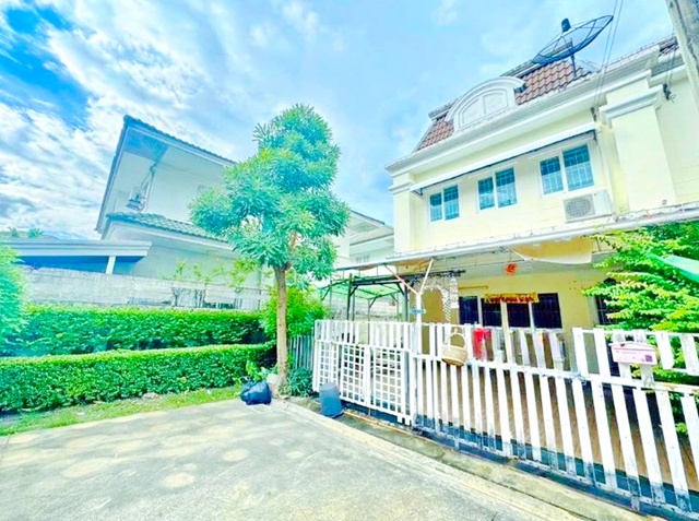ทาวน์โฮม 2 ชั้น หลังมุม กว้าง 5.5 เมตร  3นอน 2 น้ำนวลจันทร์54-58 นวมินทร์ 161-165 เลียบด่วนรามอินทรา  32ตร.วา.380 ตร.ม. พร้อมเฟอร์ฯ
