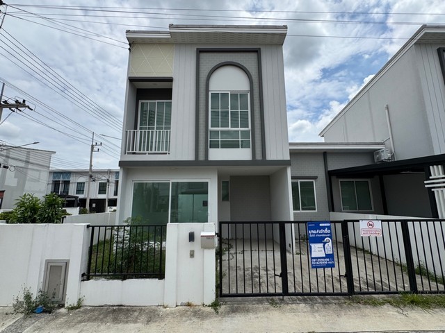 ขายบ้านแฝด ชีวาโฮม กรุงเทพฯ- ปทุม ทำเลเมืองปทุมธานี 3 ห้องนอน เนื้อที่ 32 ตร.วา พร้อมอยู่ ใกล้ถนนกรุงเทพ-ปทุมธานี เหมาะครอบครัว ราคา 4.15 ล้