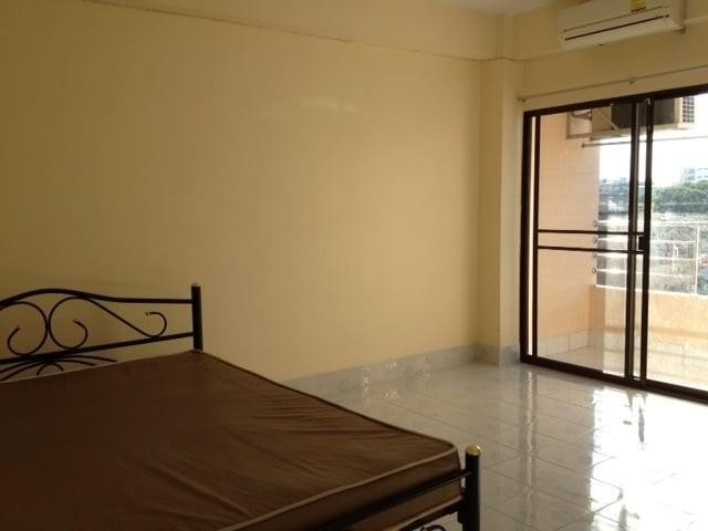 C1995 ขายอพาร์ทเม้นท์ 5 ชั้น จำนวน 40 ห้อง ย่านห้วยขวาง ใกล้มหาลัยหอการค้าไทย ทำเลดีผู้เช่าเต็ม