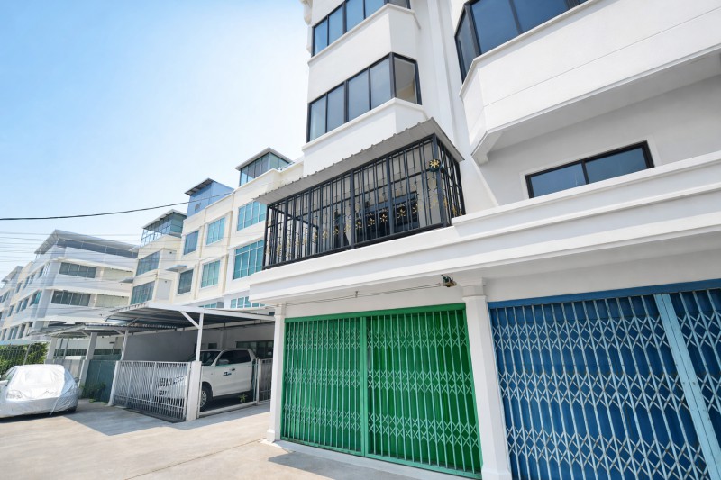 Iconsiam 2.68กม.อาคารพาณิชย์ 4 ชั้น  2 น้ำ  20 ตร.วา.320 ตร.ม. ใกล้ BTS โพธิ์นิมิตร 700 ม.ใกล้รพ.สมเด็จพระปิ่นเกล้า 900 ม  ห้องหัวมุม 4 นอน