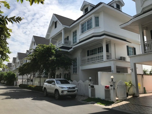 ให้เช่าบ้านเดี่ยวหลังใหญ่ สไตล์ยุโรป 3 ชั้น วิวสระว่ายน้ำ 4 ห้องนอน Fantasia Villa 3 ซอยสันติคาม14 (สุขุมวิท109) ใกล้ BTS แบริ่ง