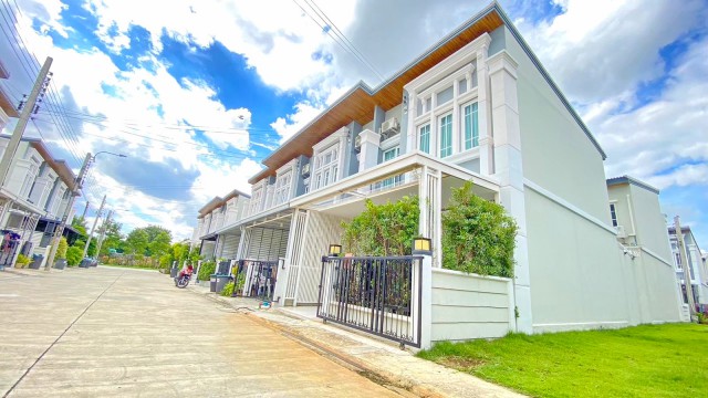 ใกล้BTS สำโรง 900 ม.ทาวน์โฮมหรู 2 ชั้นหลังมุม  3 นอน 2 น้ำ 17 ตร.ว.134 ตร.ม.บ้านใหม่ตกแต่งครบ พร้อมเฟอร์ฯ เหมาะสำหรับอยู่อาศัย