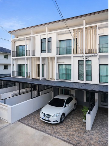 ศรีนครินทร์-พระราม 9 ทาวน์โฮม 3ชั้น 3นอน ติดสนามกอล์ฟกรุงเทพกรีฑา50ม. 3น้ำ  ม.นานาชาติแสตมฟอร์ด 600 ม. 20 ตร.ว.240 ตร.ม.