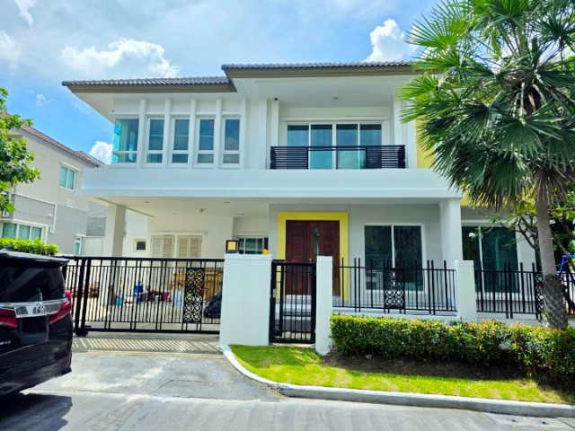 หรูหรา พร้อมเฟอร์ฯ กรุงเทพกรีฑา9-19  บ้านเดี่ยว 2 ชั้น5นอน ARLบ้านทับช้าง 1.75กม. สนามกอล์ฟยูนิโก้ 300ม. 5น้ำ 80ตร.ว. 300ตร.ม..