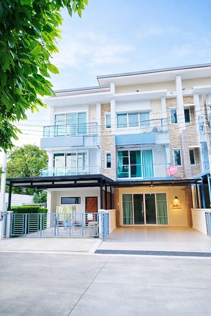 เลียบด่วนเอกมัย รามอินทรา 3น้ำ ใกล้เดอะ คริสตัล 800 ม. CDC500ม. 27 ตร.ว. 320 ตร.ม.ถ.ลาดพร้าว87  ทาวน์โฮม 3ชั้น 3นอน 