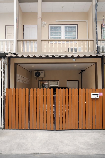 ทาวน์เฮ้าส์ หมู่บ้านแอร์ 16 ตรว. 128ตรม.  2-3นอน 3แอร์ สถานีรถไฟฟ้า BTSคูคต 2.3กม. แม็คโคร โลตัสใหญ่ ลำลูกกาคลอง2-3 