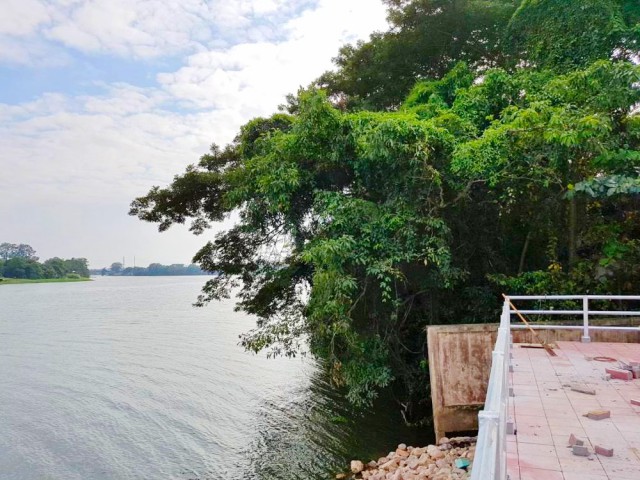 ร้านอาหารริมน้ำ โรงแรม  ใกล้วัดหลุมดิน 350 ม. ใกล้รพ.สต.หลุมดิน 400 ม.  ที่ดินริมแม่น้ำแม่กลอง  2 ไร่ 110 ตร.ว.3,640 ตร.ม.