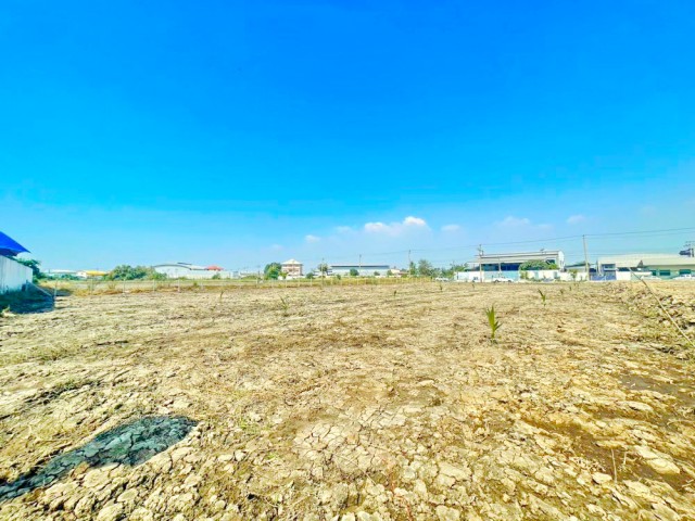 รร.สาธิตบางนา 4กม. สุวรรณบุตร 1 ที่ดินเปล่า 2 ไร่ 800 ตร.ว. หรือ 3,200 ตร.ม. สถานตากอากาศบางปู 4.9 กม. ใกล้เซาธ์อีสท์บางกอก 2.8 กม.