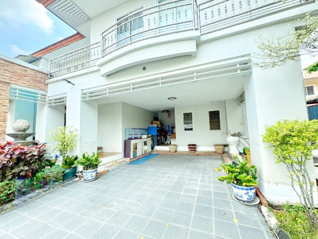บ้านเดี่ยวหรู คฤหาสน์ 820 ตร.ม. พร้อมเฟอร์ฯ 700 ม.205 ตร.ว.ตลาดอุ่นเรือน 3.6 กม.ใกล้ตลาดบางบอน 5  4 นอน 4น้ำ