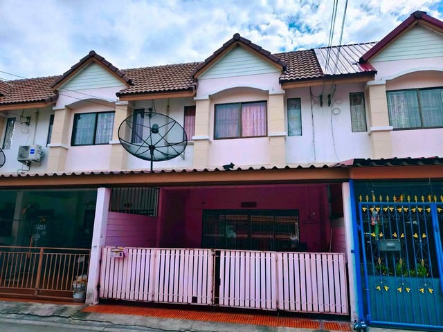 ทาวน์เฮ้าส์ 2 ชั้น หลังโรบินสัน ชลบุรี   หมู่บ้านอโนมา 3 บ้านหลังโรบินสันชลบุรี ลดแรง 300,000 บาท!