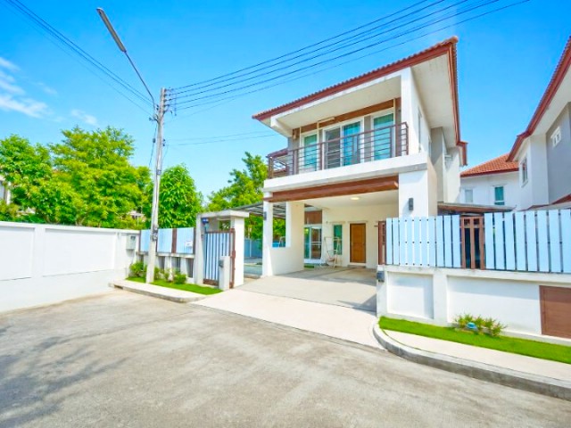 บ้านแหวน-หางดง บ้านเดี่ยวหรูให้เช่า 4 นอน 3 น้ำ จัดเต็มเฟอร์ฯเครื่องใช้ไฟฟ้า ใกล้รร.นานาชาติเอสบีเอส เชียงใหม่ 700 ม.เนื้อที่ 70 ตร.วา.
