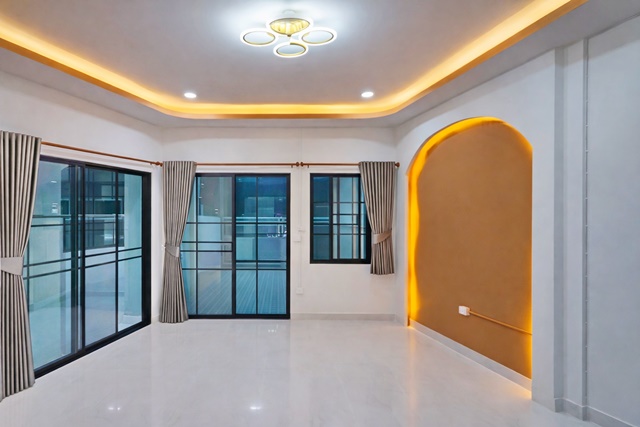 สินแพทย์เสรีรักษ์ โรงเรียนเศรษฐบุตร ทาวน์เฮาส์ 2นอน 2-3A/C 2น้ำ หลังมุม MRT สายสีชมพู 300 ม.  ใกล้ตลาดมีนบุรี 800ม. 26 ตร.ว