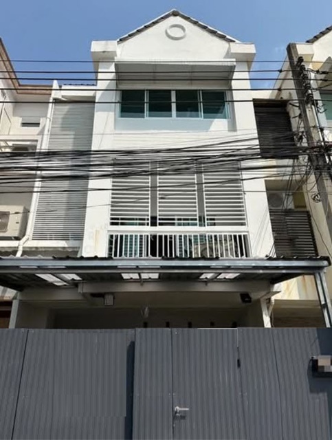 ใกล้ BTS ทองหล่อ 700 ม. ทาวน์โฮม 3 ชั้น 3 นอน 4 น้ำ เอ็มควอเทียร์ 1 กม.  200 ตร.ม. 17 ตร.ว.