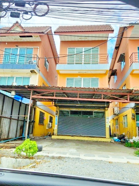 ใกล้สวนน้ำหนองจอก 900 ม. 20 ตร.ว. ราษฏร์อุทิศ ประชาร่วมใจ อาคารพาณิชย์  3 ชั้น  3 นอน 3 น้ำ ทำเลถนนมิตรไมตรี ใกล้ตลาดหนองจอก 1.6 กม.