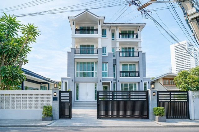 ทาวน์โฮม 3.5 ชั้น เอกมัย10-12 ใกล้ BTS เอกมัย 2 กม.พร้อมชั้นลอย 3 นอน 3 น้ำ 27 ตร.ว.  340 ตร.ม.ทำเลปรีดี พนมยงค์ ดองกี้ มอลล์ ทองหล่อ 