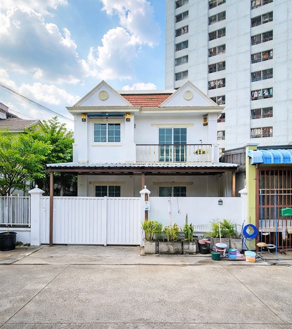 MRT บางกะปิ 800 ม. บ้านเดี่ยว 4 นอน 2 น้ำ  MRTเดอะมอลล์ บางกะปิ 400 ม. 50 ตร.ว. 200 ตร.ม. บิ๊กซี ลาดพร้าว 900 ม. โลตัส บางกะปิ 900 ม.