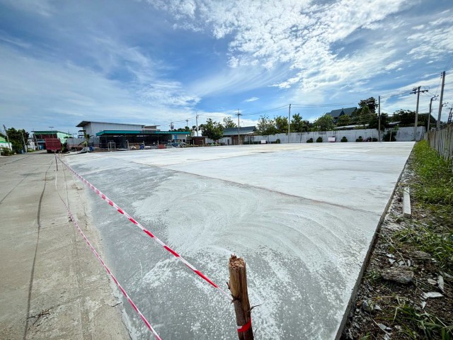 261012cjskbne ให้เช่า ที่ดิน .ให้เช่าที่ดินเทพื้นปูนแล้ว  CJ More 400 ม. 1ไร่ 40ตร.ว 440ตร.ว  พื้นที่สีเหลือง   สุขุมวิท-แพรกษา ชั้นทั้งหมด