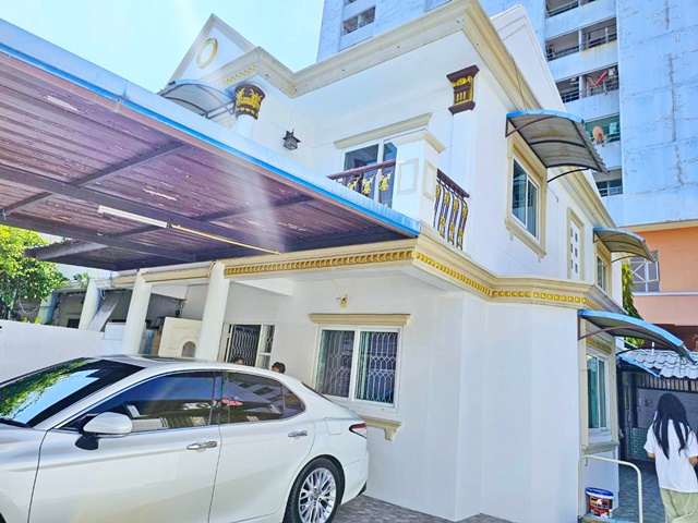 MRTเดอะมอลล์ บางกะปิ 450ม. 50 ตร.ว. 200 ตร.ม. รพ.เวชธานี 2.3 กม. บ้านเดี่ยว 4 นอน  เดินทางสะดวก แฮปปี้แลนด์ 2 น้ำ  