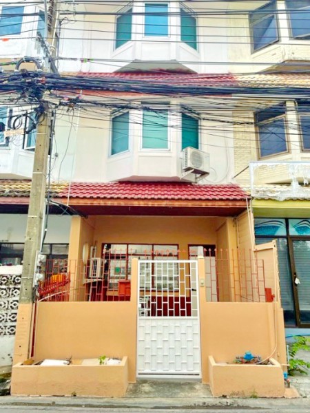 พร้อมเฟอร์ฯ ทาวน์โฮม 3 ชั้น ใหม่ 3 นอน 2 น้ำ ใกล้รถไฟฟ้ากว่าคอนโด MRTรัชดาภิเษก 220ม. MRTลาดพร้าว 500ม. 22 ตร.ว.  264 ตร.ม.