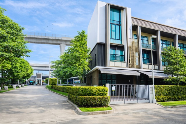 ทาวน์โฮมหรู  3นอน 4น้ำ บ้านหลังมุม 18 ตร.ว.207 ตร.ม. วงศ์สว่าง7-15 ใกล้BTS ติวานนท์ 500ม. 6แอร์ บ้านใหม่ พร้อมเฟอร์ฯ 2 จอดรถ  3นอน 4น้ำ