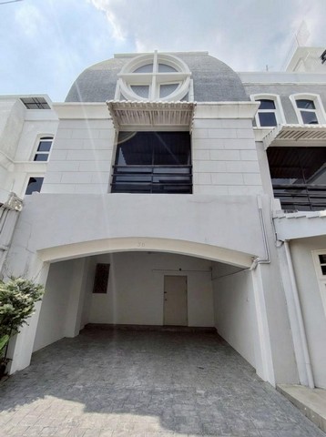 ให้เช่าทาวน์โฮม4ชั้น400ตร.ม.ย่านเอกมัยซอย12 ซอยเจริญใจซอยปรีดี31ใกล้BTSเอกมัย