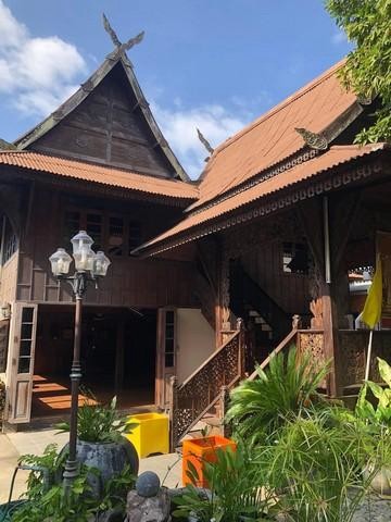 ขายที่ดินพร้อมบ้านเรือนไทย หางดง เชียงใหม่ 6 ไร่ ติดถนนไฮเวย์2001 พร้อมกิจการร้านลานนาไทยแอนติคส์