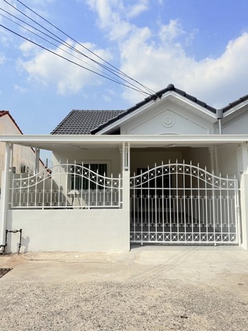 ทาว์นเฮ้าส์ตกแต่งสไตล์มินิมอล  หลังมุม หมู่บ้านโชคชัยวิลเลจ4 ซอยเนินพลับหวาน