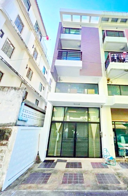 ให้เช่า อาคารพาณิชย์ 3.5 ชั้น 2-3นอน 3 น้ำ ใกล้ซาฟารีเวิลด์ ใกล้แฟชั่นไอส์แลนด์ 900 ม.หลังริมต้นซอย 