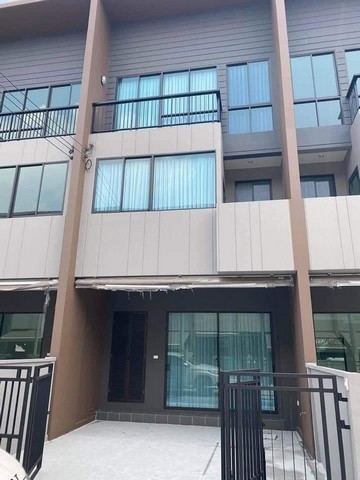 ขายหรือให้เช่า ทาวน์โฮม3 ชั้น ติดถนนเสรีไทย 52ใกล้ตลาดน้ำขวัญเรียม ใกล้โรงเรียนทรงวิทย์ศึกษา  บ้านกลางเมืองเสรีไทย 