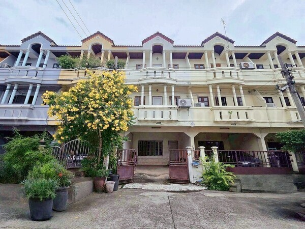 ลดด่วน ทาวน์โฮม 3 ชั้น สำเร็จพัฒนา - ซอยวัดศรีประวัติ บางกรวย นนทบุรี