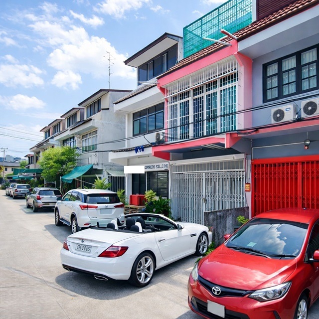 ใกล้เซ็นทรัล พระราม 3 เพียง 1.4 กม. ใกล้ตลาดรุ่งเจริญ 700 ม. โฮมออฟฟิศ 3 ชั้น 3 ห้องนอน 3 ห้องน้ำ จุดขึ้นลงทางด่วนเฉลิมมหานคร 900 ม.