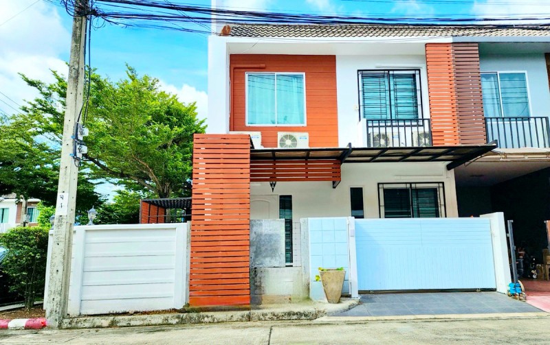 หลังมุม 3 นอน เดอะคริสตัล เอกมัย-รามอินทรา 900 ม. 28 ตร.ว.224 ตร.ม.  รีโนเวทใหม่ พร้อมเฟอร์ฯ ใกล้วัดลาดปลาเค้า 700 ม. ทาวน์โฮม 2 ชั้น 2 น้ำ