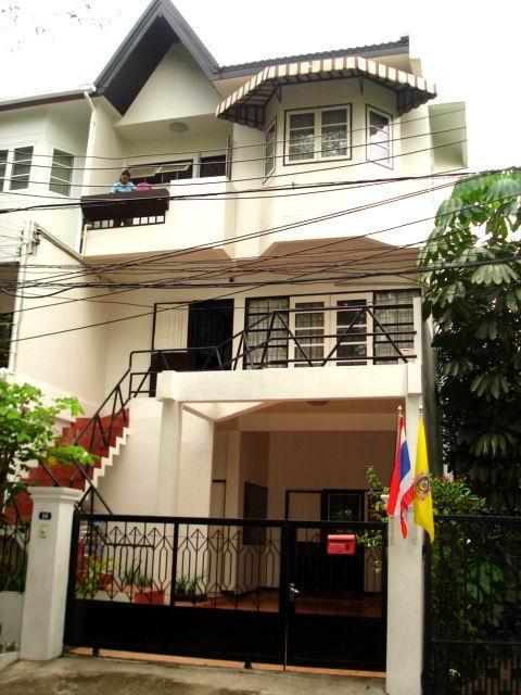 ให้เช่าทาวน์โฮม 3 ชั้น 200 ตร.ม. ซอยสุขุมวิท 30 ใกล้ BTS พร้อมพงษ์