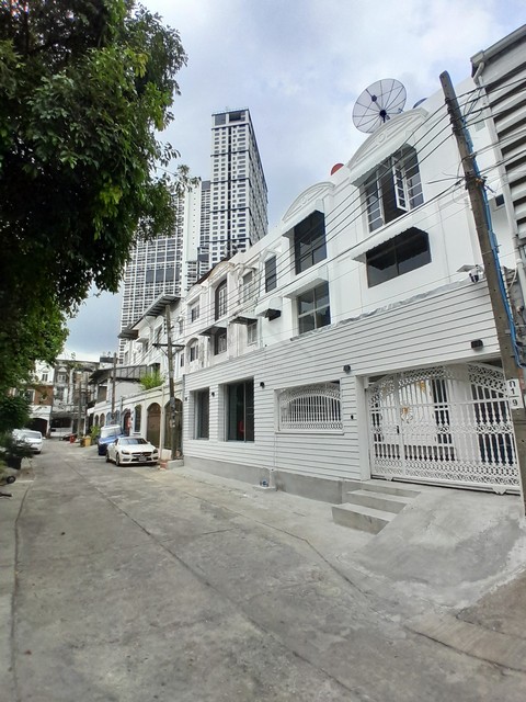 ขายทาวน์เฮ้าส์ 3 ชั้น 2 คูหา 52 ตรว. 700 ตรม. ทำเลทอง พระราม 9 ซอย 11 เข้าออกสะดวก เข้าซอยไม่ลึก 