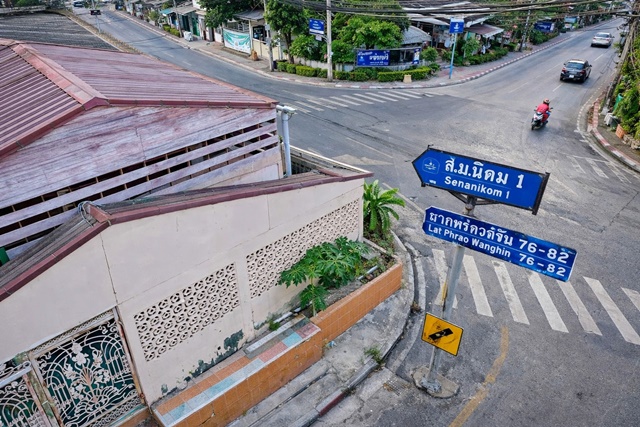 ใกล้ตลาดโชคชัย 4 800 ม. 70ตร.ว.เสนานิคม1 ลาดพร้าววังหิน76-82 บ้าน 3นอน 2 น้ำ โกดังให้เช่า  260ตร.ม. เดอะจัสวังหิน 1.4 กม. MRT ลาดพร้าว